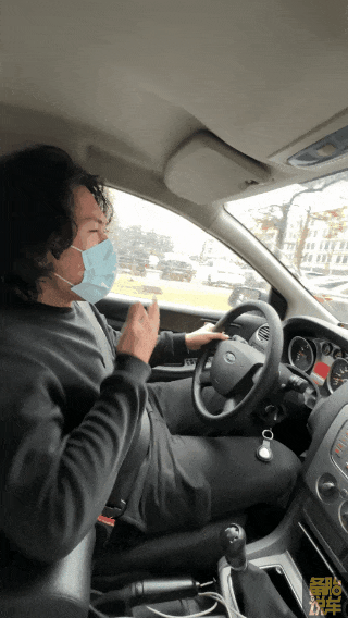 Animation showing sound waves canceling out road noise