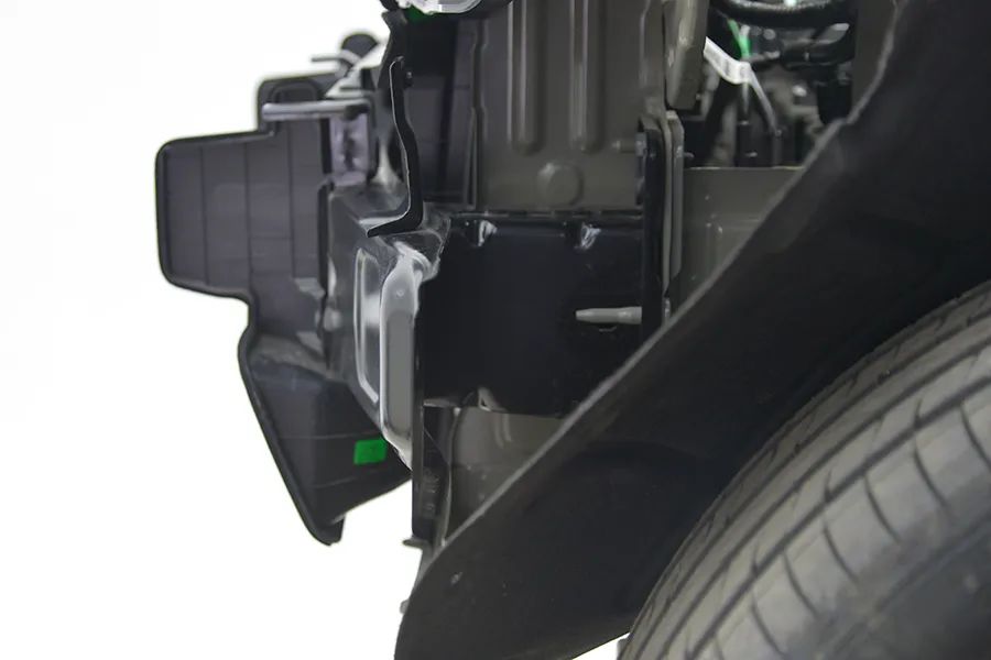 Rear bumper structure with tow hook bracket