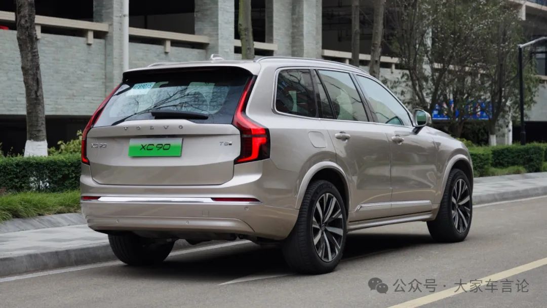 Volvo XC90 interior highlighting comfort features